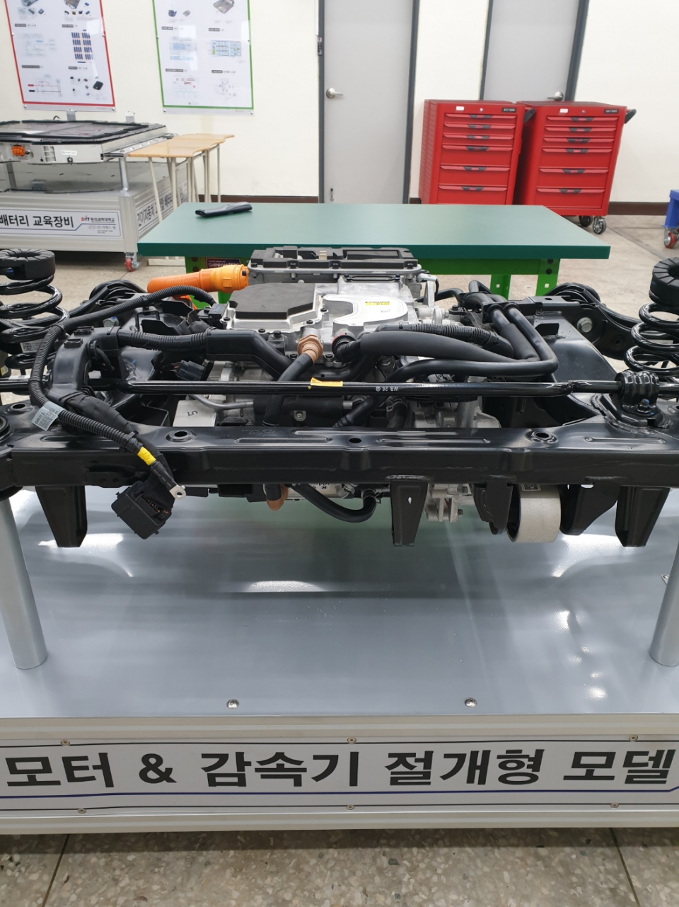 아이오닉 5 모델의 모터 및 감속기 절개형 기자재